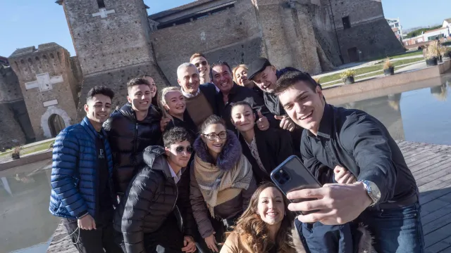 Dieci ballerine e ballerini riminesi sul palco dell’Ariston per l’omaggio a “Romagna mia”