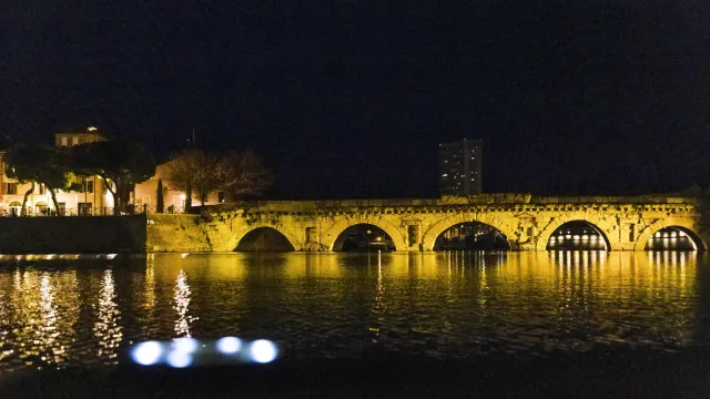 Ponte di Tiberio illuminato di giallo
