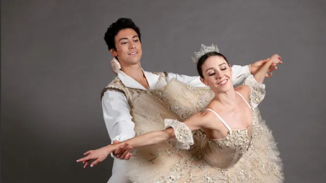 I danzatori del Royal Ballet di Londra sul palco con i giovani allievi del progetto Deft per lo spettacolo “Coppélia”