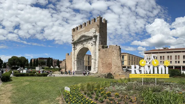 tour de france e arco d'augusto