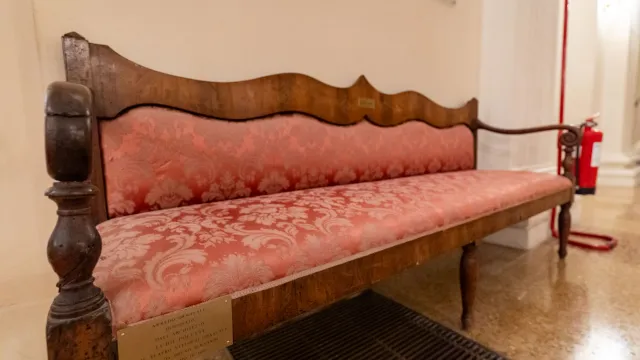 Le panche del Teatro Galli tornano nel foyer