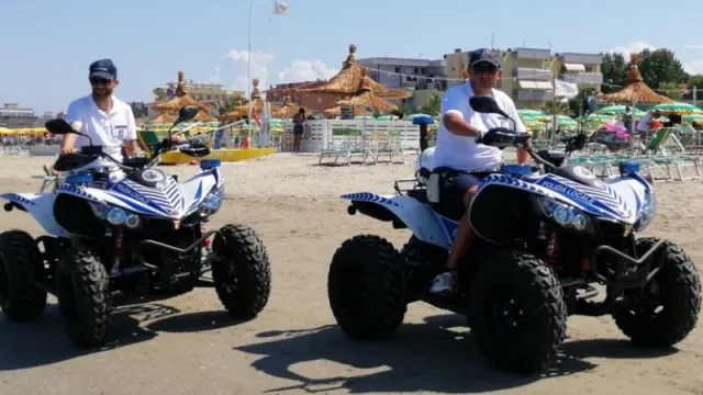 polizia locale in spiaggia