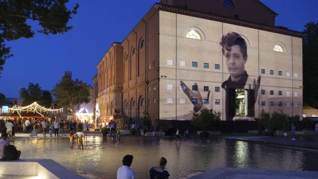 Mastroianni proiettato sul Teatro Galli