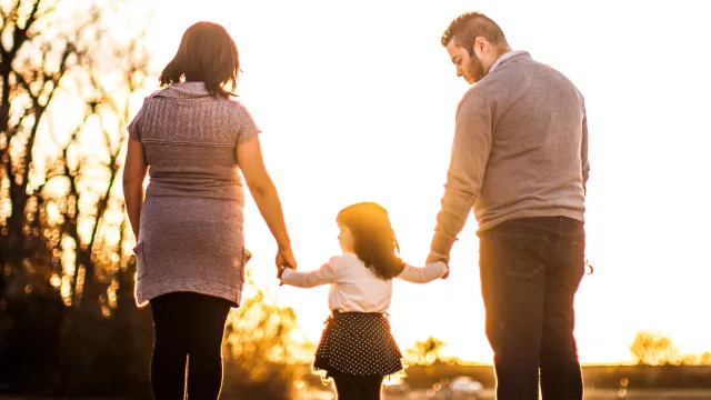 genitori e bambino al centro