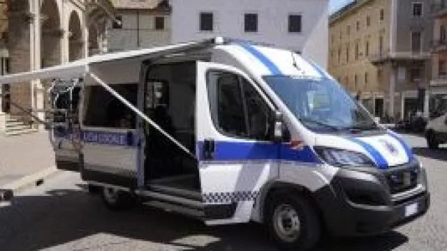 Ufficio mobile parcheggiato in Piazza Cavour