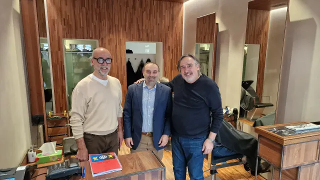 Il "Barbiere Novello" di Piazza Cavour con titolari e assessore Juri Magrini