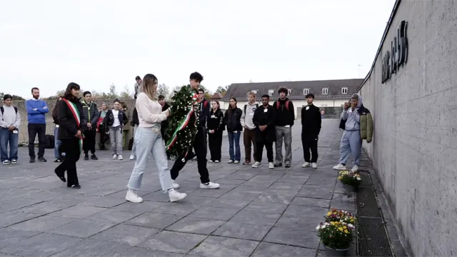 deposizione_corona_degli_studenti_riminesi_al_camp_concentramento_di_dachau_