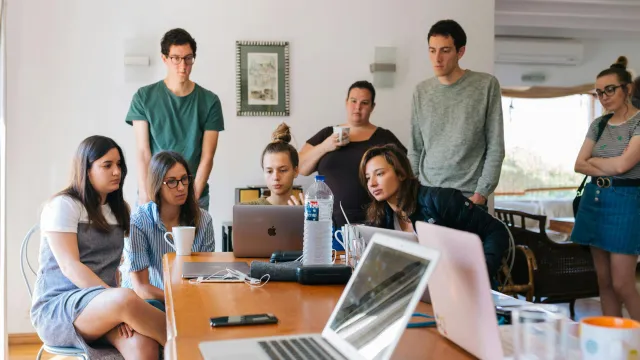 ragazzi attorno a un tavolo