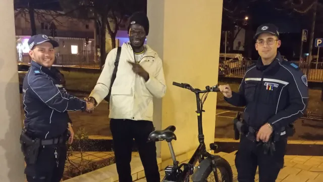 vigili con studente e bicicletta elettrica