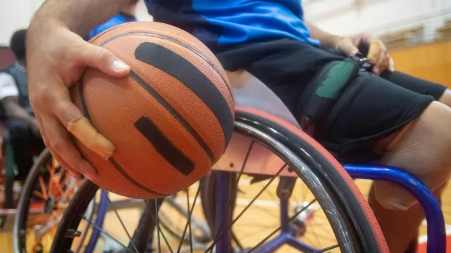 basket su sedia a rotelle