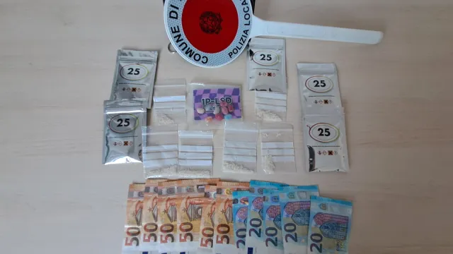 sequestro di oltre 140 grammi di mefedrone e pastiglie di LSD