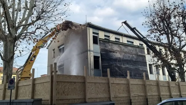 lavori_di_demolizione_della_scuola_ferrari2.jpeg