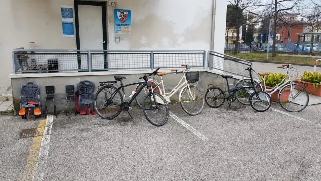le_bici_e_gli_accessori_rinvenuti_dalla_polizia_locale_di_rimini_0.jpeg